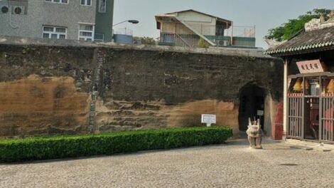 1 Section Of The Old City Walls 001